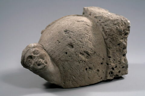 Fragment de bénitier décoré d'une tête de femme coiffée d'un touret, image 6/9