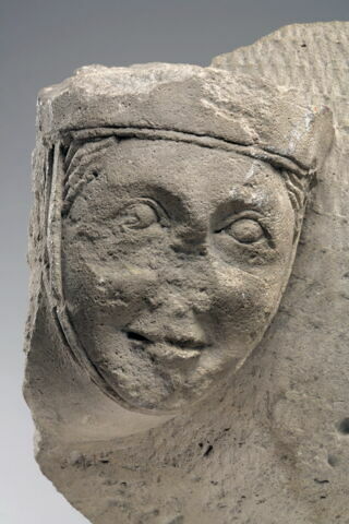 Fragment de bénitier décoré d'une tête de femme coiffée d'un touret, image 7/9
