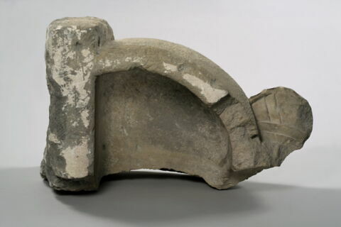 Fragment de bénitier décoré d'une tête de femme coiffée d'un touret, image 8/9