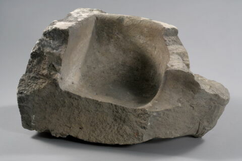 Fragment de bénitier décoré d'une tête de femme coiffée d'un touret, image 2/9