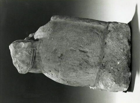 Fragment de bénitier décoré d'une tête de femme coiffée d'un touret, image 9/9
