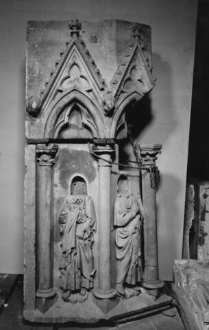 Piédestal décoré de quatre figures de prophètes, sous des arcatures, image 16/18
