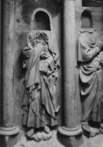 Piédestal décoré de quatre figures de prophètes, sous des arcatures, image 17/18