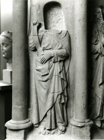 Piédestal décoré de quatre figures de prophètes, sous des arcatures, image 13/18