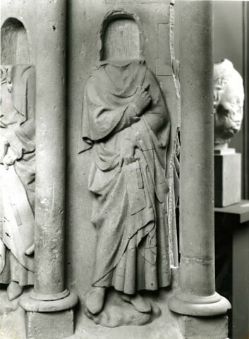 Piédestal décoré de quatre figures de prophètes, sous des arcatures, image 14/18