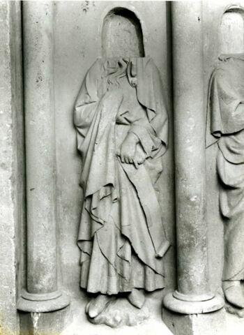 Piédestal décoré de quatre figures de prophètes, sous des arcatures, image 15/18