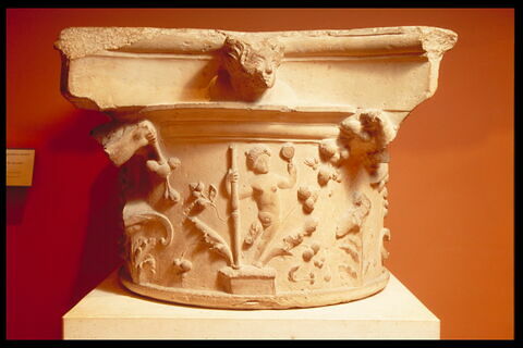 Chapiteau décoré de rinceaux et têtes d'anges, image 7/9