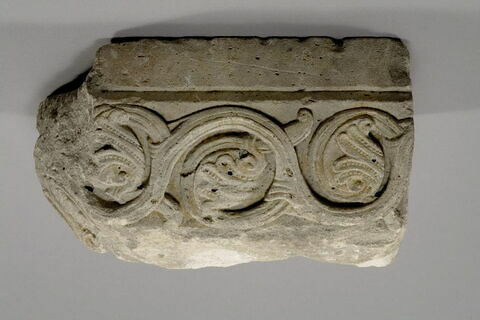 Fragment de tailloir décoré de rinceaux