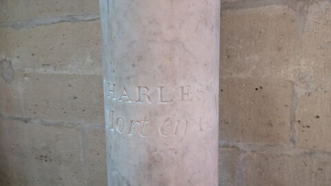 Colonne composée d'une base, d'un fût et d'un chapiteau à décor de feuilles d'acanthe, d'oiseaux et de petites vasques, image 3/4