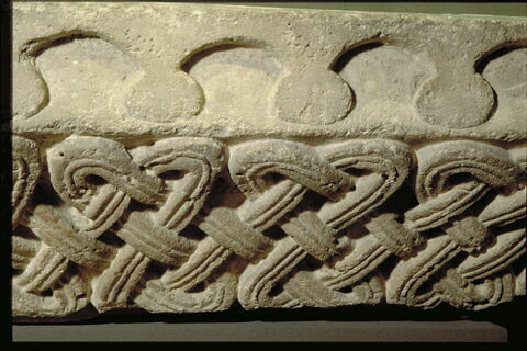 Fragment de tailloir à décor d'entrelacs, image 2/3