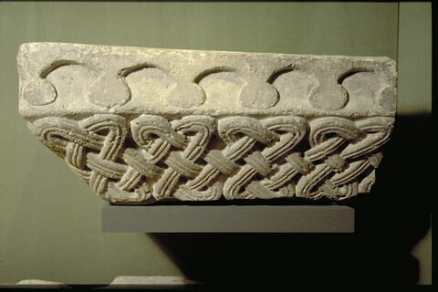 Fragment de tailloir à décor d'entrelacs, image 3/3
