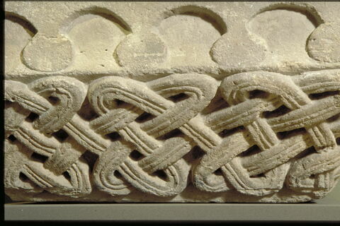 Fragment de tailloir à décor d'entrelacs, image 2/3