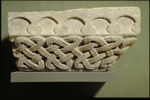 Fragment de tailloir à décor d'entrelacs, image 3/3