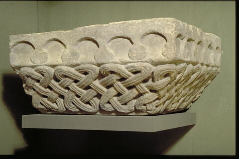 Fragment de tailloir à décor d'entrelacs