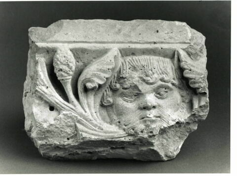 Fragment de tailloir décoré d'un masque barbu et de deux départs de rinceaux constitués de palmettes et de pommes de pin, image 4/4