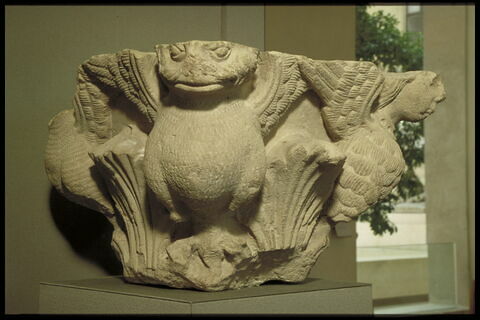 Fragment de chapiteau décoré de feuillages et de quatre figures de harpies, image 7/12
