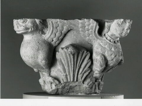 Fragment de chapiteau décoré de feuillages et de quatre figures de harpies, image 11/12