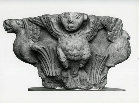 Fragment de chapiteau décoré de feuillages et de quatre figures de harpies, image 12/12