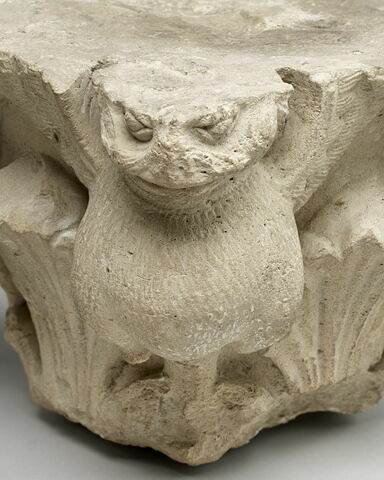 Fragment de chapiteau décoré de feuillages et de quatre figures de harpies, image 2/12