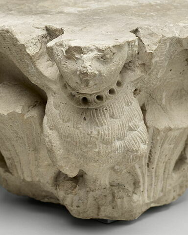 Fragment de chapiteau décoré de feuillages et de quatre figures de harpies, image 3/12