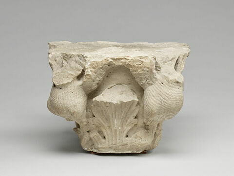 Fragment de chapiteau décoré de feuillages et de quatre figures de harpies, image 4/12