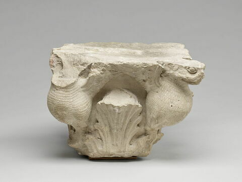 Fragment de chapiteau décoré de feuillages et de quatre figures de harpies, image 6/12