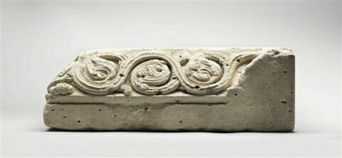 Fragment de tailloir décoré de rinceaux et de feuillage perlé, image 2/3