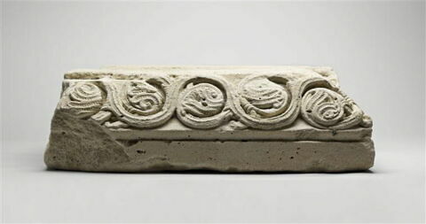 Fragment de tailloir décoré de rinceaux et de feuillage perlé, image 3/3