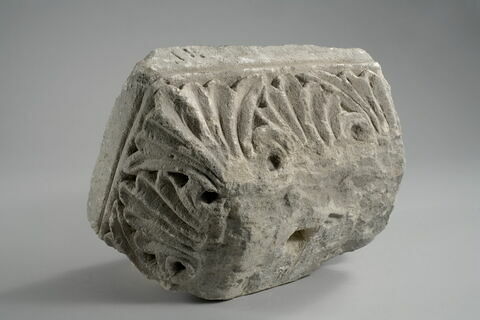Fragment de tailloir décoré de palmettes, image 2/5