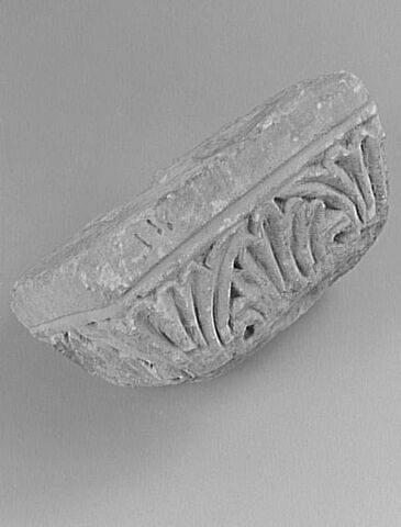 Fragment de tailloir décoré de palmettes, image 3/5
