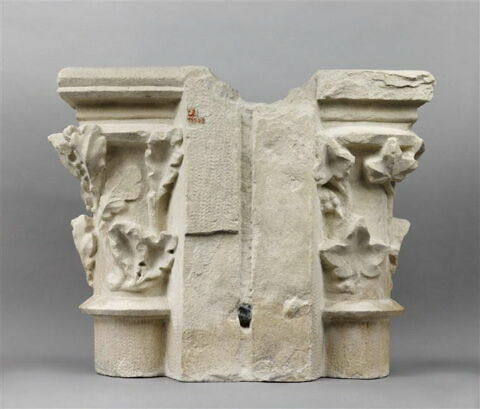 Fragment de meneau avec deux chapiteaux décorés, l'un de feuilles de chêne, l'autre de feuilles de lierre, image 3/4