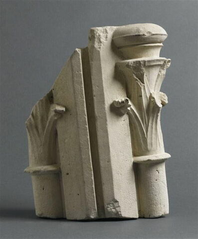 Fragment de meneau avec deux chapiteaux décorés de crochets