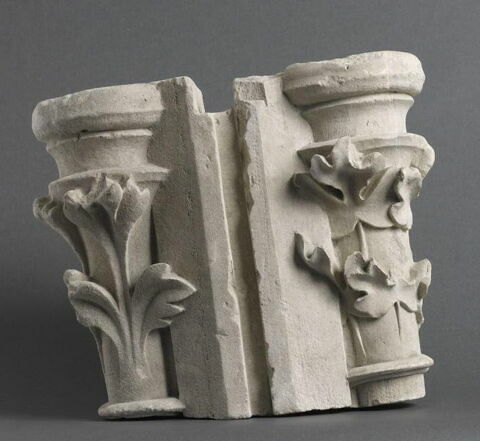 Fragment de meneau avec deux chapiteaux décorés l'un de trois grandes feuilles, l'autre de feuilles polylobées