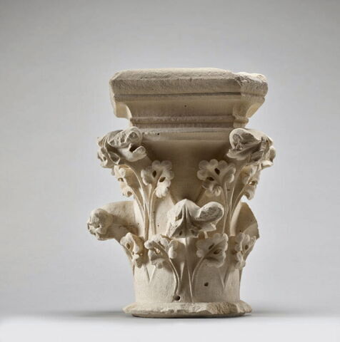 Chapiteau décoré de feuilles et de crochets, image 5/11