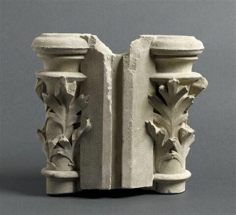 Fragment de meneau avec deux chapiteaux décorés de feuilles d'érable
