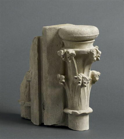 Fragment de meneau avec deux chapiteaux décorés de crochets, image 2/2