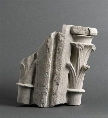 Fragment de meneau avec deux chapiteaux décorés de crochets