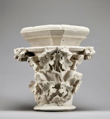 Chapiteau décoré de feuilles de vigne vierge, image 1/12