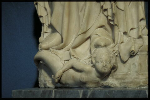 Vierge assise couronnée par l'Enfant et foulant une sirène, image 5/9