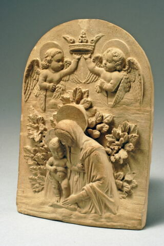 La Vierge et l'Enfant sur un fond de feuillage, couronné par deux anges, image 2/8