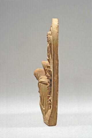 La Vierge et l'Enfant sur un fond de feuillage, couronné par deux anges, image 5/8