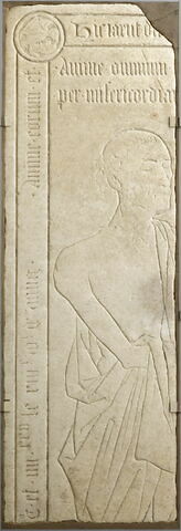 Fragment de la dalle funéraire de Laurent de Salon (+ 29 mai 1451) et de Nicole Tetel (+ 13 juin 1482), chanoines et maîtres d'oeuvre de la cathédrale de Troyes, image 1/3