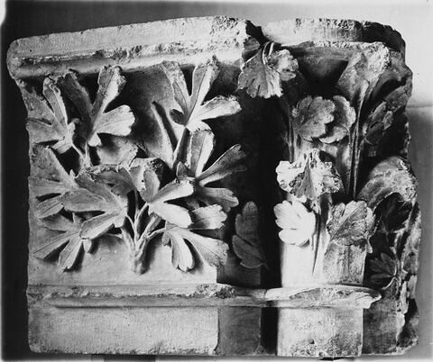 Couronnement de pilastre et chapiteau de colonnette décorés de feuillage