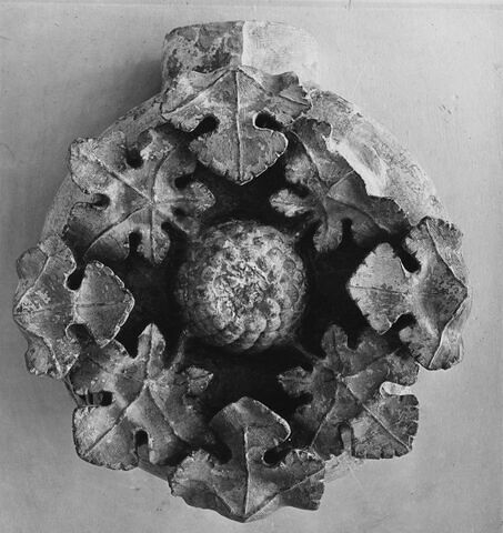 Clef de voûte décorée d'une grappe et de feuilles de vigne, image 2/2