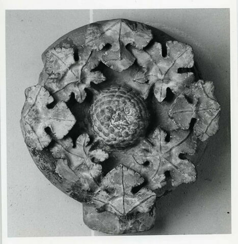 Clef de voûte décorée d'une grappe et de feuilles de vigne