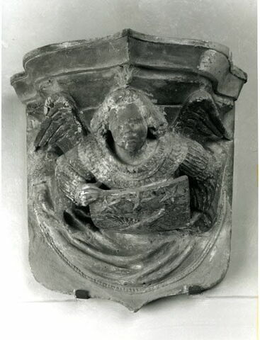 Culot décoré d'un ange tenant un écu armorié, image 3/3