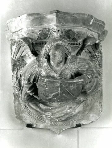 Culot décoré d'un ange tenant un écu armorié, image 3/3