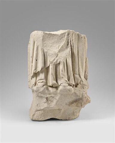 Pieds et partie inférieure de la draperie de deux personnages, fragment d'un groupe, image 2/4