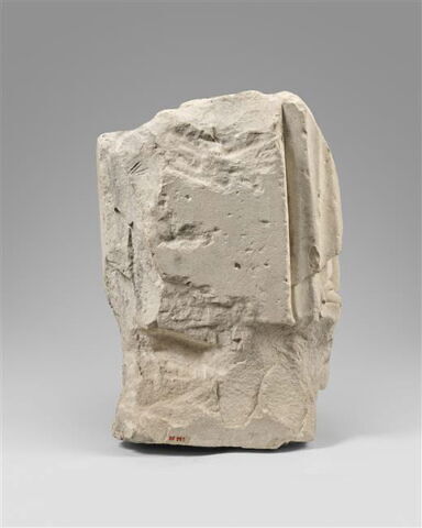 Pieds et partie inférieure de la draperie de deux personnages, fragment d'un groupe, image 3/4