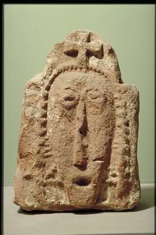 Antéfixe décorée d'un masque humain crucifère, image 8/8